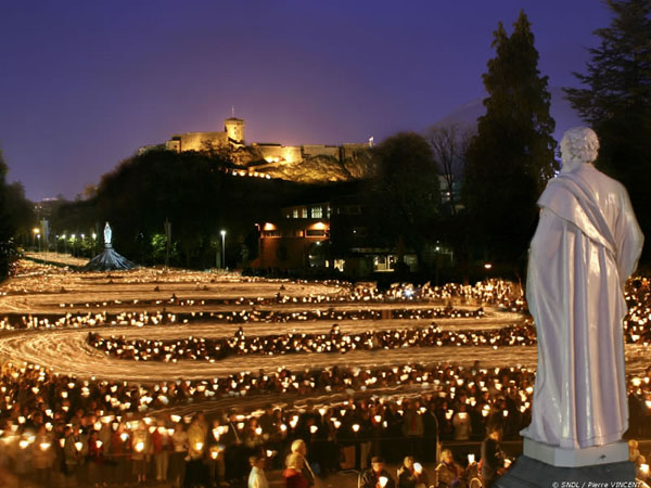 Lourdes: Via Crucis y Procesion de las antorchas